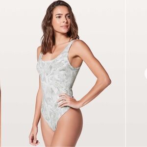 Lululemon Athletica Arise Bodysuit *Nulu
Jasmine White Multi Size 8